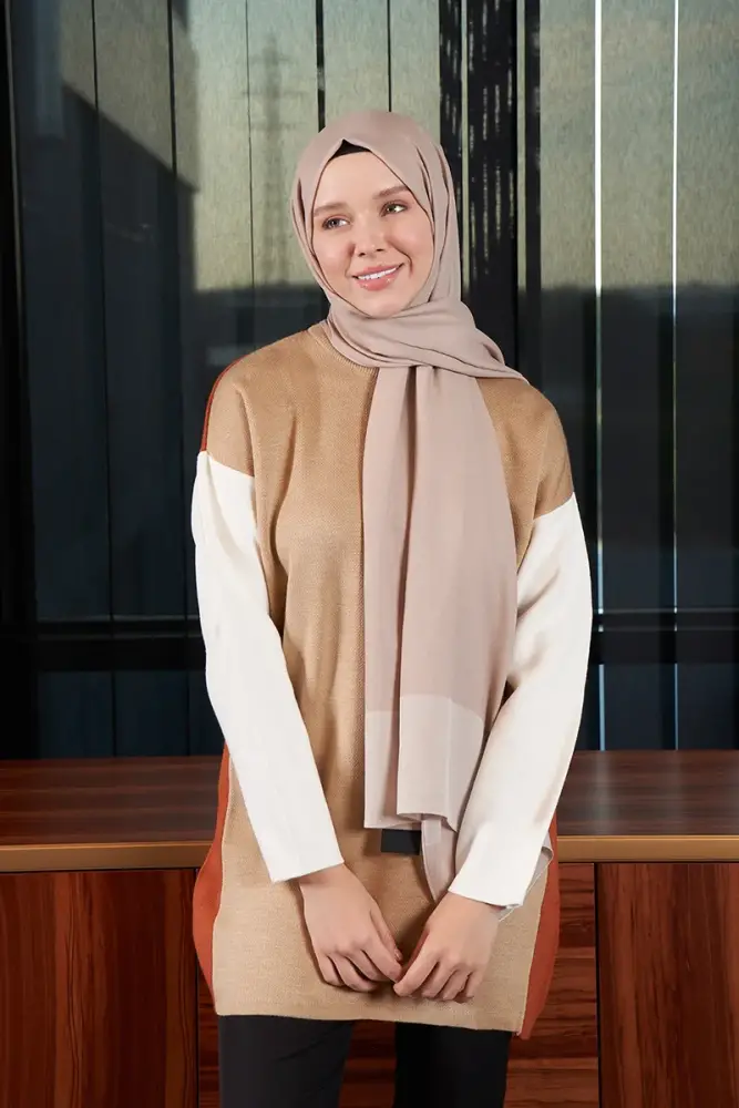 Silky Jacquard Hijab Bordure Pattern - Beige - 2