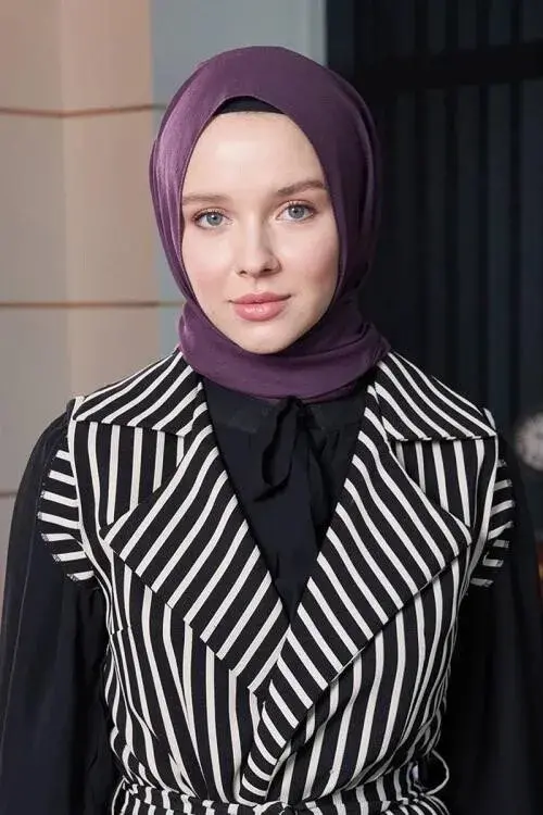 Silky Jacquard Hijab Bordure Pattern - Purple - 2