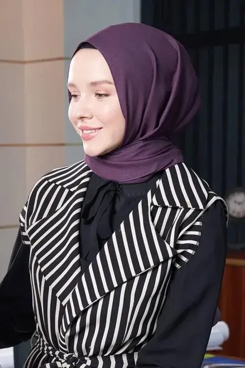 Silky Jacquard Hijab Bordure Pattern - Purple - 3