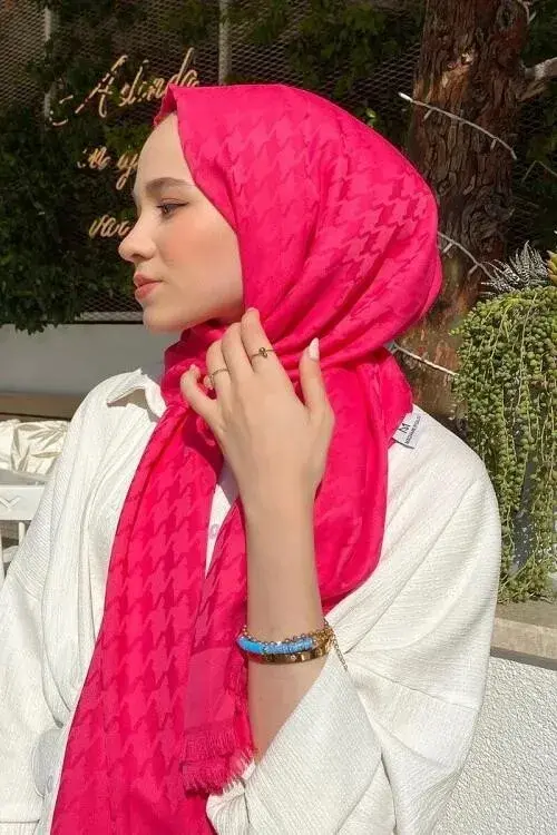 Silky Jacquard Note Hijab Crowbar Pattern - Fuchsia - 2