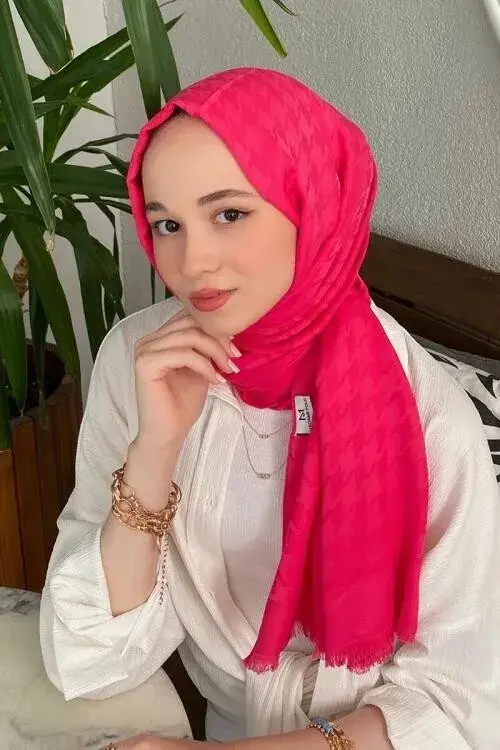 Silky Jacquard Note Hijab Crowbar Pattern - Fuchsia - 3